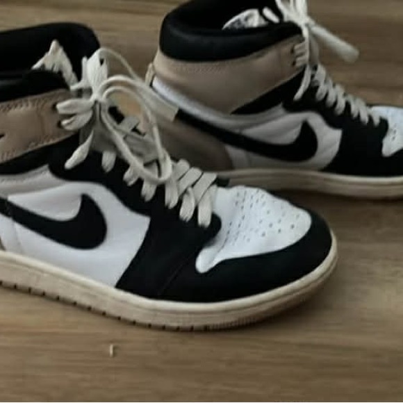 Nike Men's Black and White Sneakers with Tan Soles - Picture 8 of 9